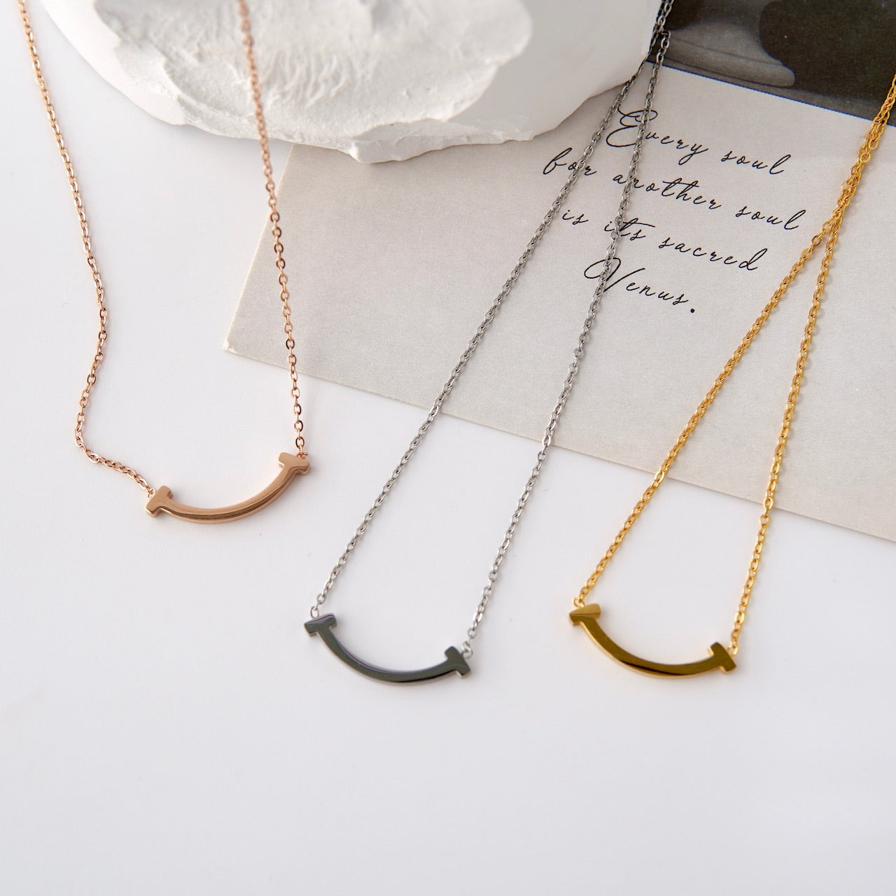 即納】「そっと微笑み」デザインネックレス – gaacal