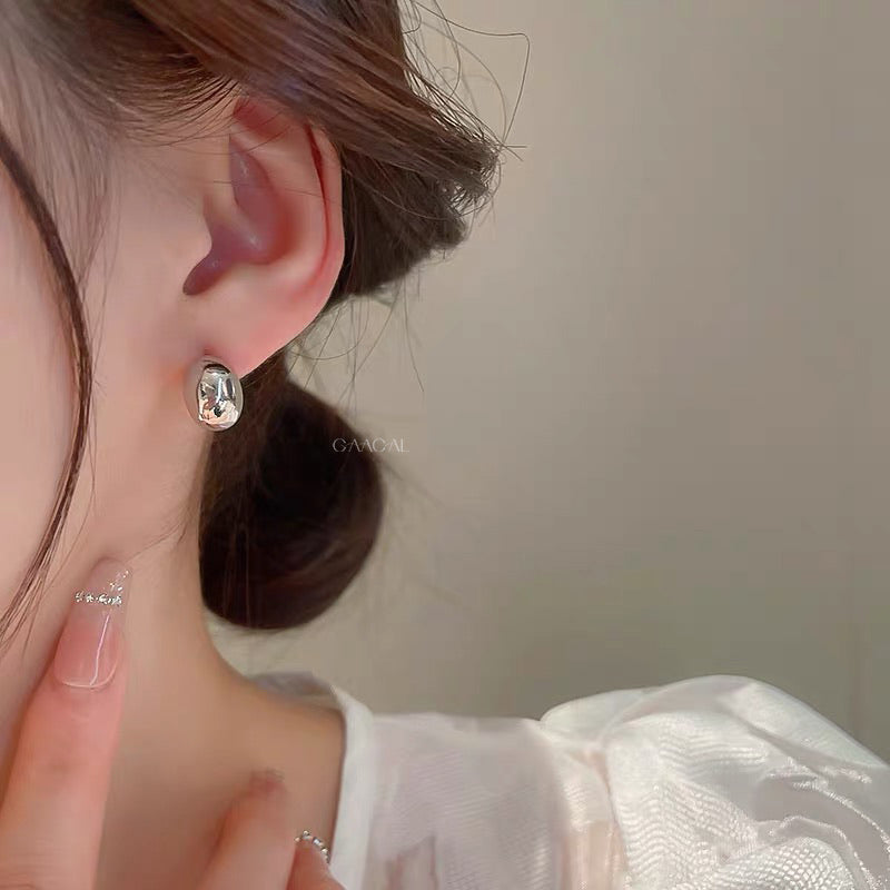 魅惑をこの手に」シンプル合金ピアス – gaacal