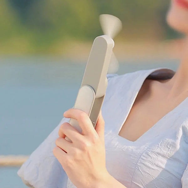 「そよ風も、充電も」ミニ扇風機付きモバイルバッテリー