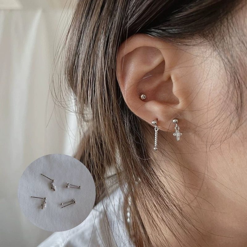 「シンプルな輝き」925銀素材の螺旋棒と十字架デザインイヤリング