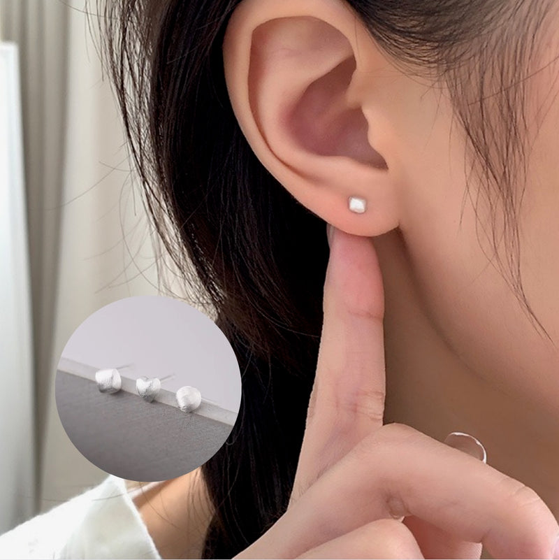 「毎日にそっと寄り添う」マットシルバーのミニピアス