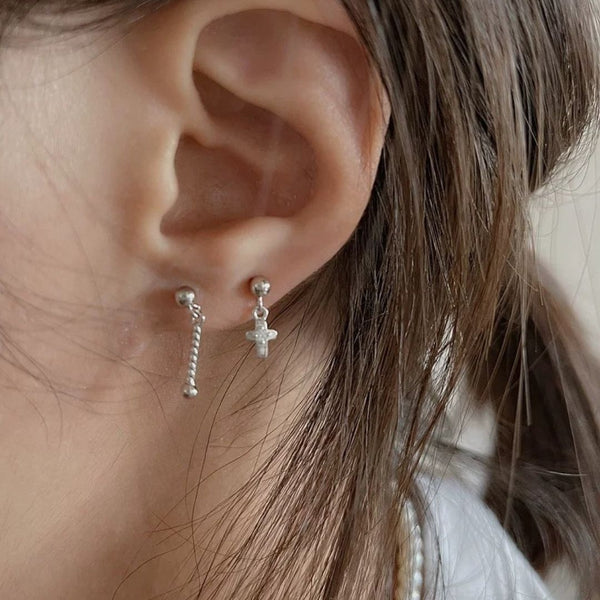 「シンプルな輝き」925銀素材の螺旋棒と十字架デザインイヤリング