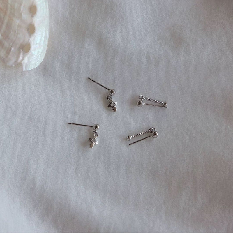 「シンプルな輝き」925銀素材の螺旋棒と十字架デザインイヤリング