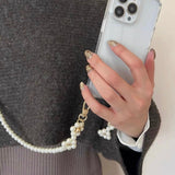 上品なパールが繋ぐ、ふた使いの可愛さ。ローズゴールドの小花がアクセントの携帯ストラップ＆バッグチェーン