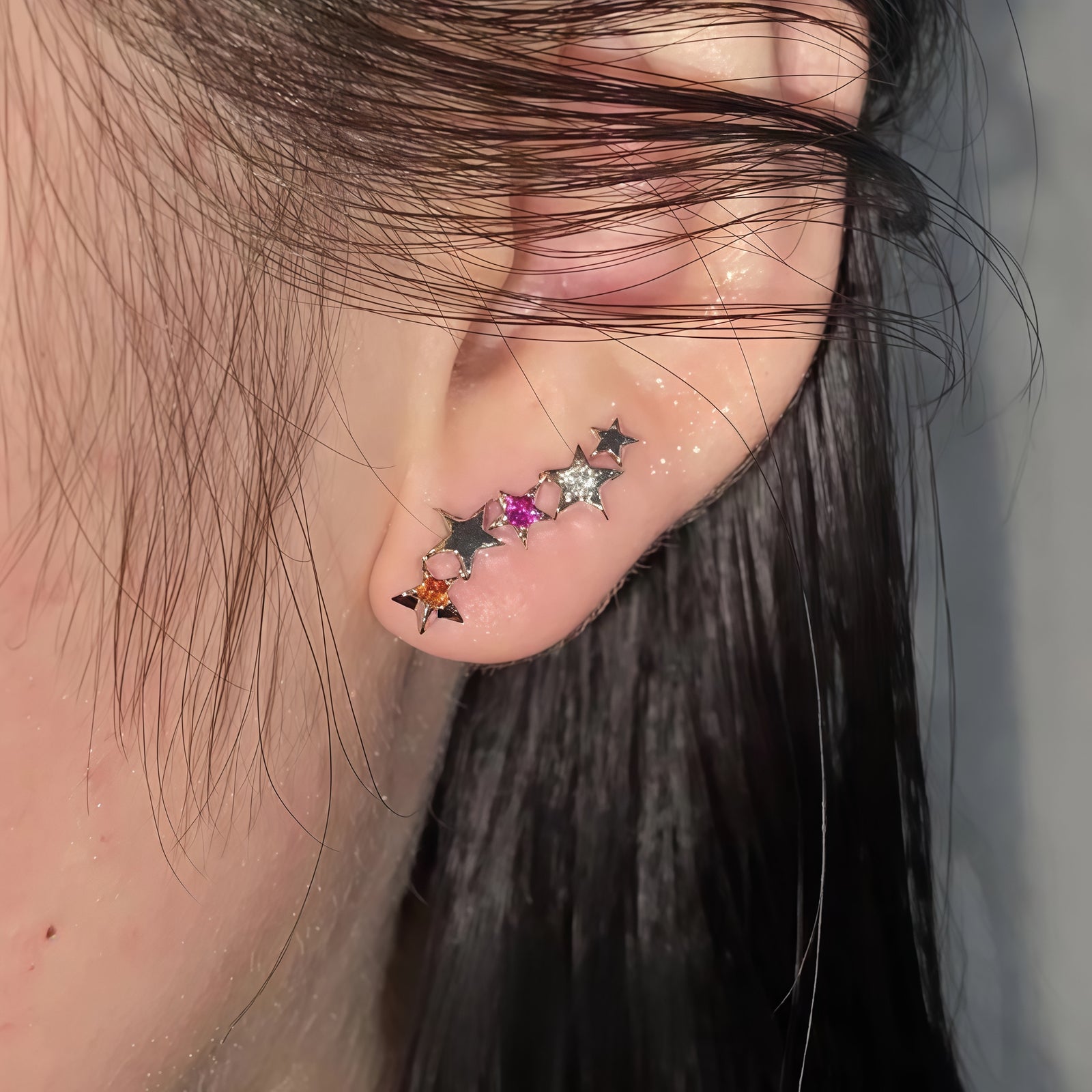 きらめく星で、耳元にときめきを。」 耳元を彩るスターラインピアス