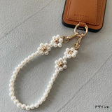 上品なパールが繋ぐ、ふた使いの可愛さ。ローズゴールドの小花がアクセントの携帯ストラップ＆バッグチェーン