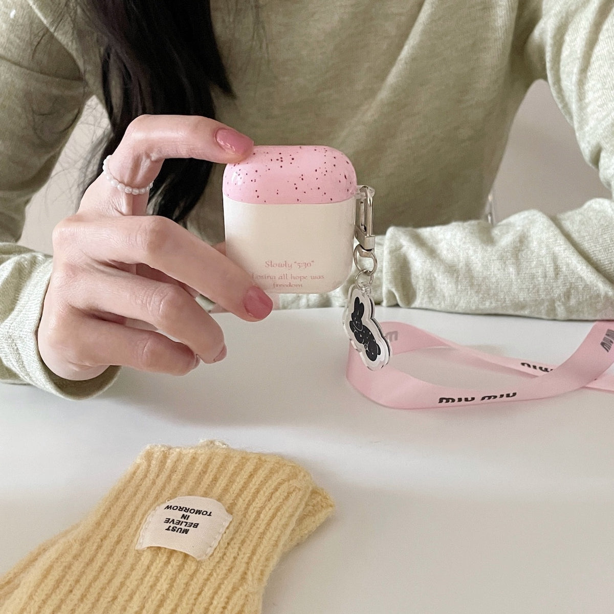 フェラガモ　AirPodsケース　ピンク　新品、未使用品【送料込み】 楽天市場】フェラガモ FERRAGAMO ストラップ付き ポーチ AirPods
