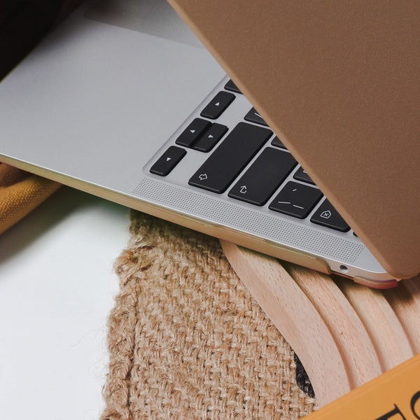 くすみカラーで洗練されたMacBookケース