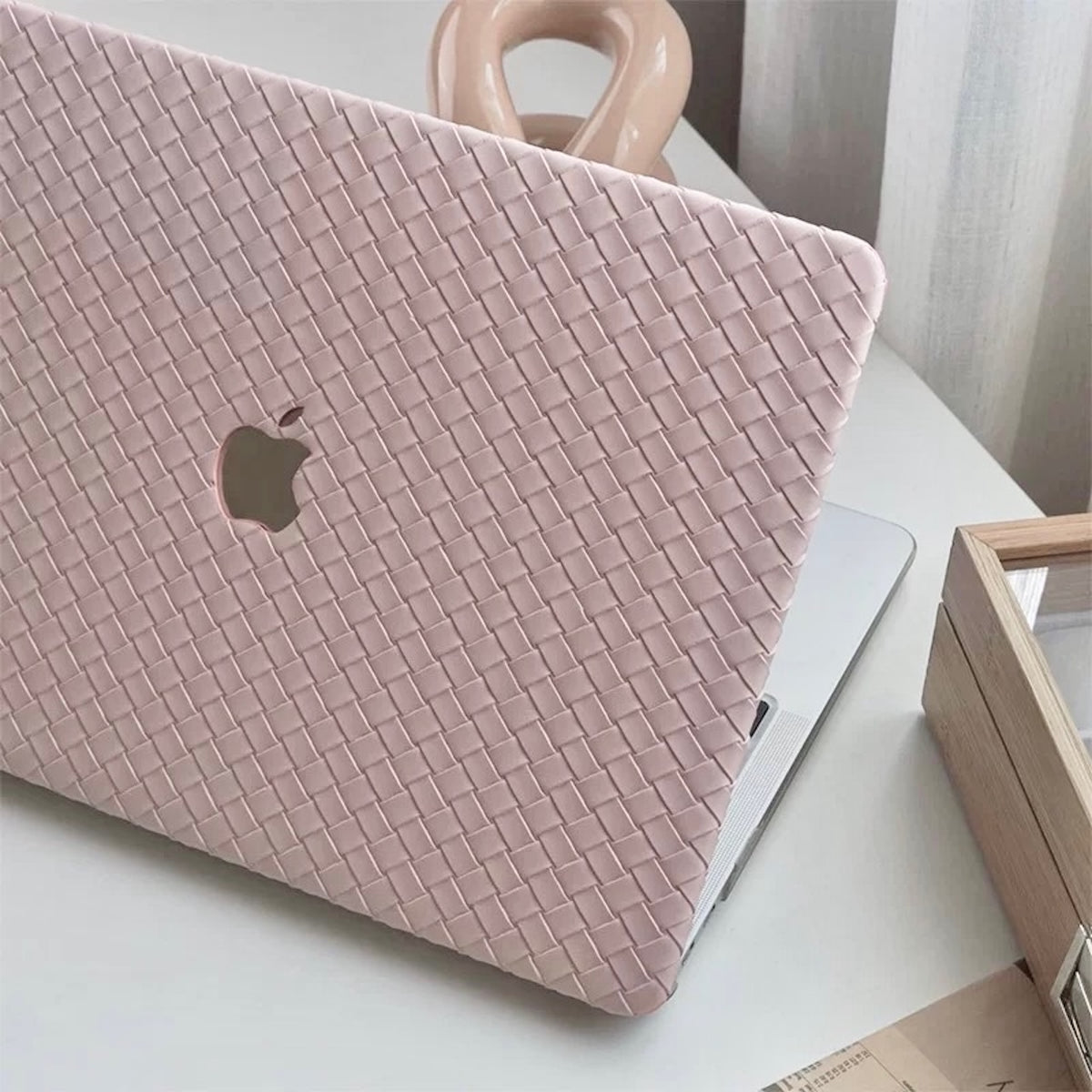 編み込みデザインで上品さを演出」MacBookケース