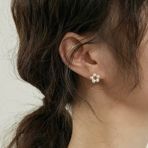 「純粋な花」パールリングピアス
