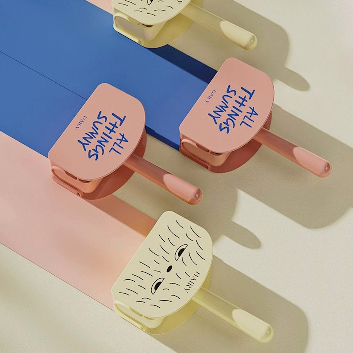 転がす掃除機」コロコロ粘着クリーナー – gaacal