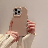 「手になじむ心地よさが、毎日を自由にする」丸みウェーブ iPhoneケース