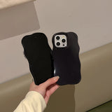 「手になじむ心地よさが、毎日を自由にする」丸みウェーブ iPhoneケース