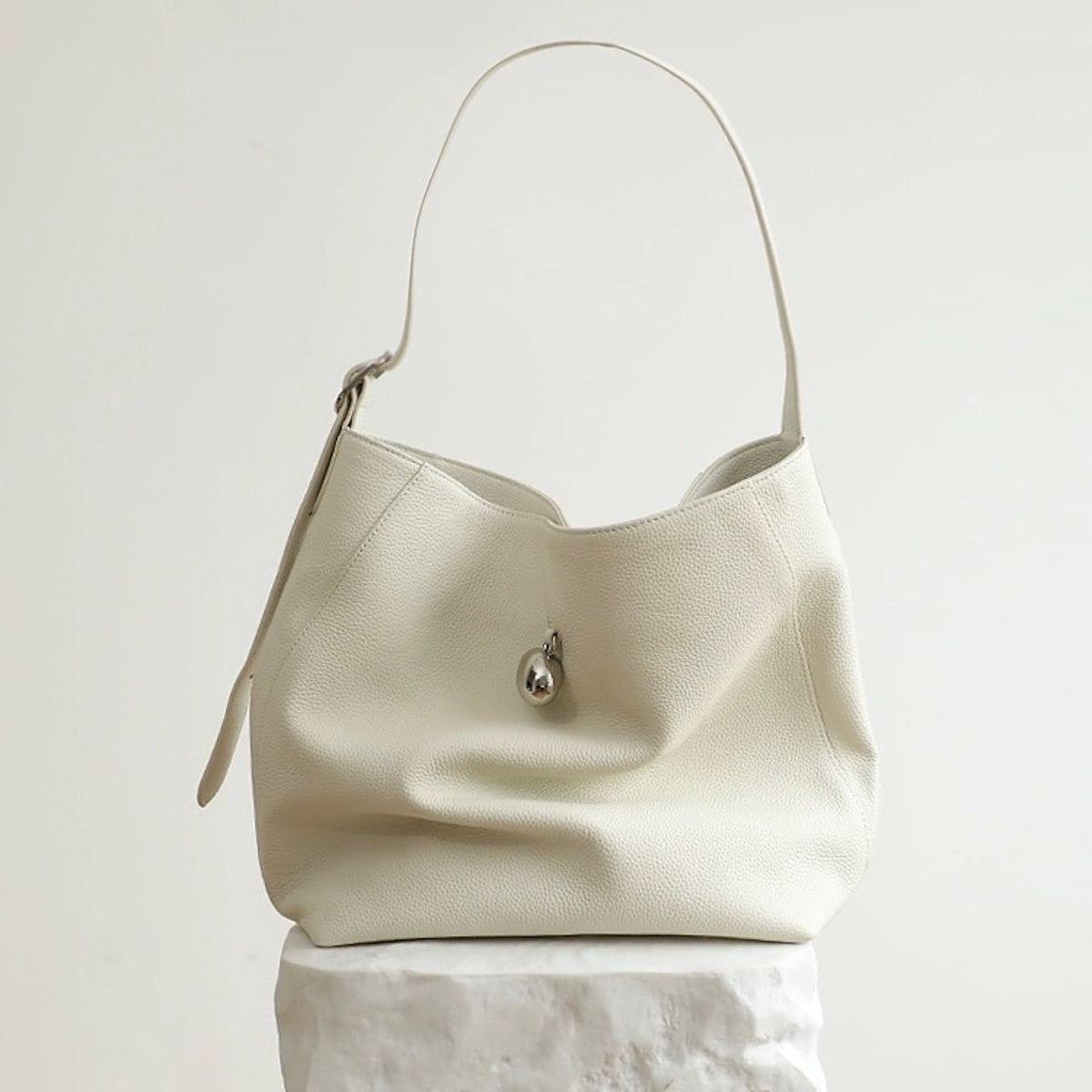 新品　CHARMAINE　本革　レザーバッグ　ホワイト　白 IMG_8097_1200x.jpg?v=1712803206