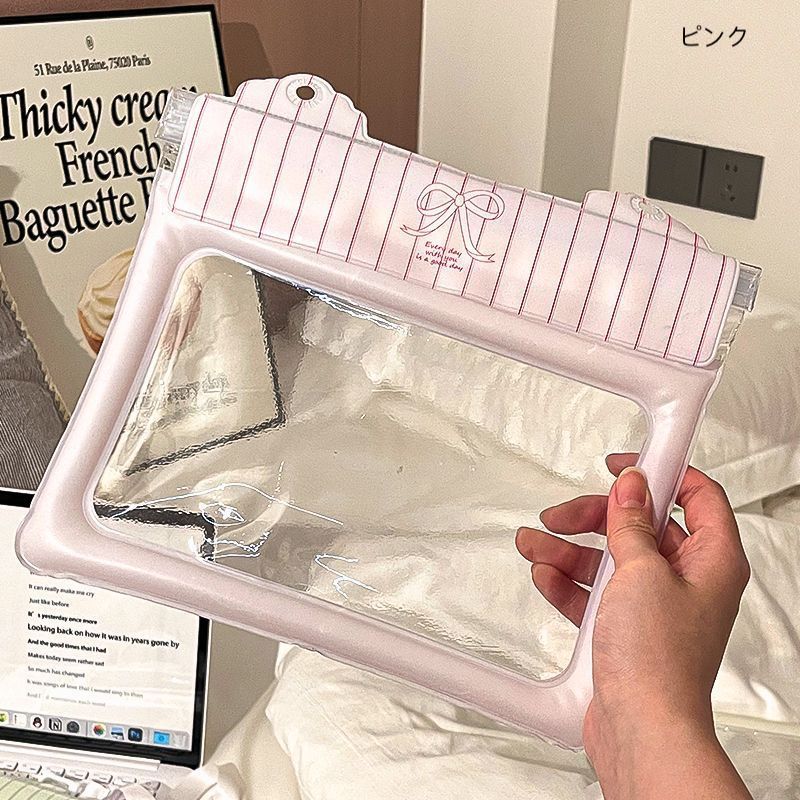 「水辺の相棒」リボン柄防水スマホポーチ