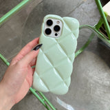 「何でもない日も、私らしく輝く」ぷっくり丸み キルティング iPhoneケース
