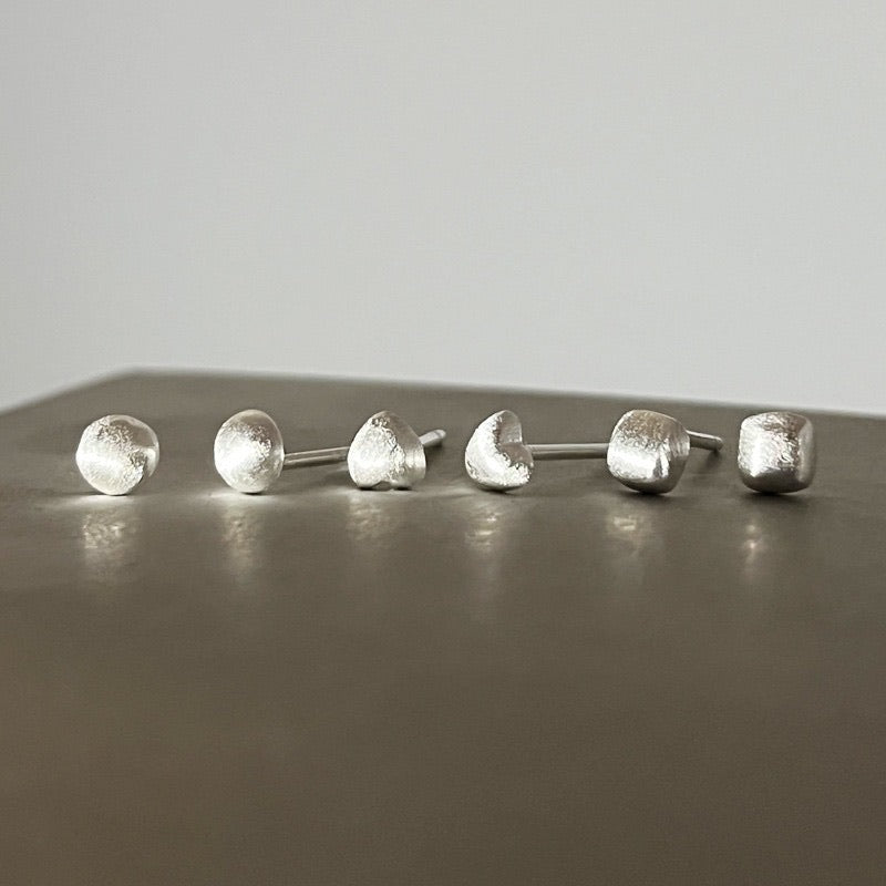 毎日にそっと寄り添う」マットシルバーのミニピアス – gaacal