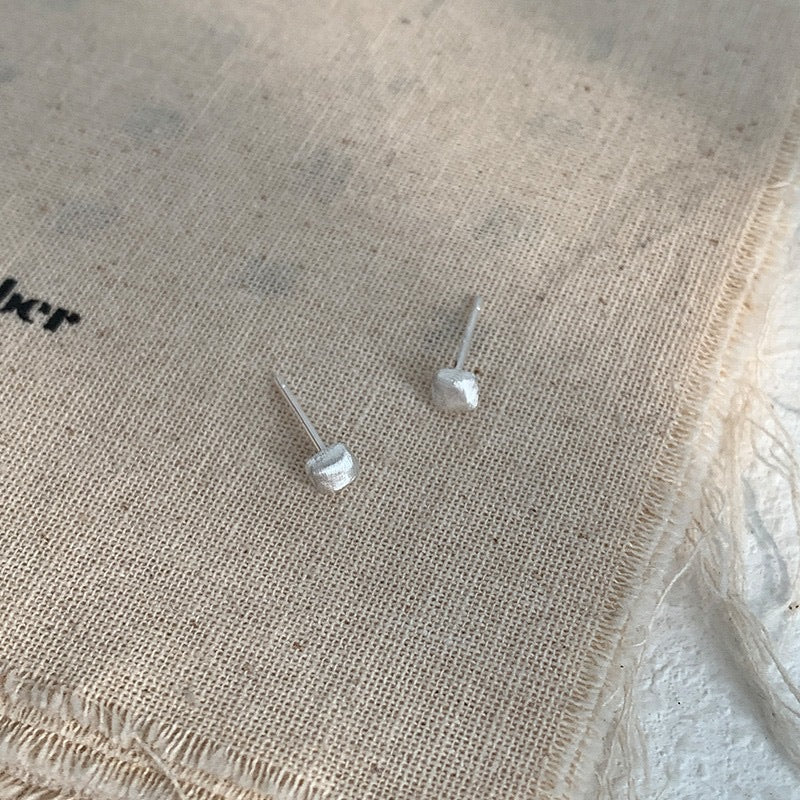 毎日にそっと寄り添う」マットシルバーのミニピアス – gaacal