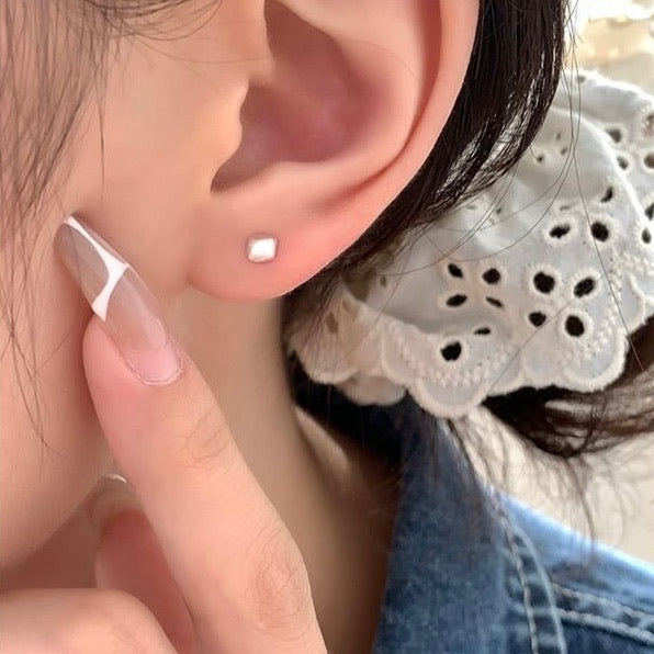 「毎日にそっと寄り添う」マットシルバーのミニピアス