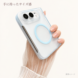 text000110 「やさしく透ける」マットクリア マグネット付き iPhone Duoケース ライトブルー 手に持ったサイズ感 使用イメージ