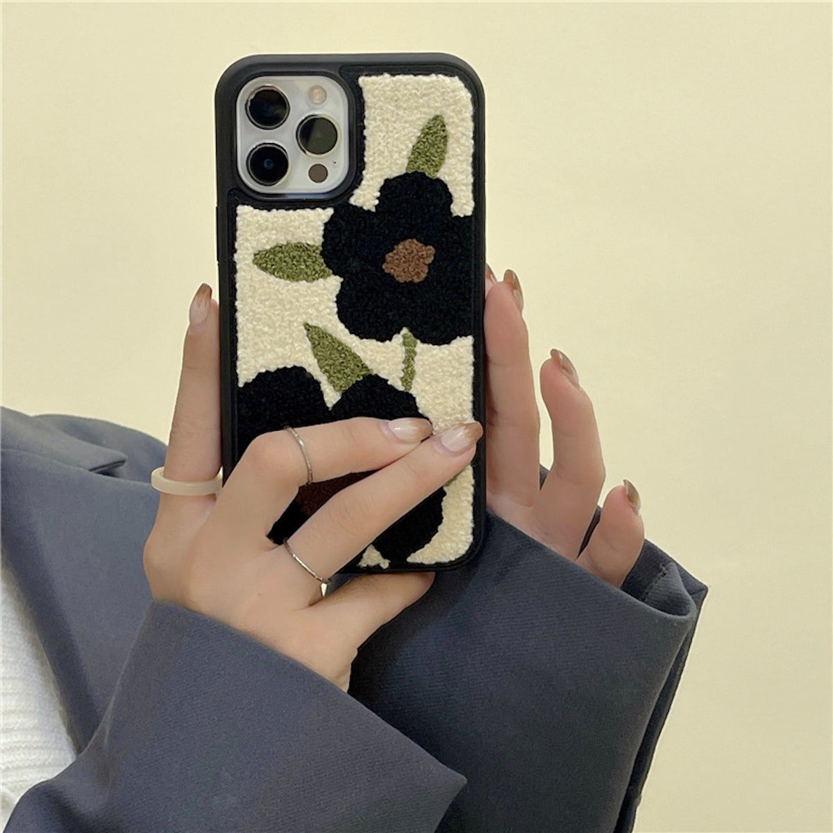 刺繍の花柄 iPhoneケース 02_f460c3a2-66b0-46cf-8b45-