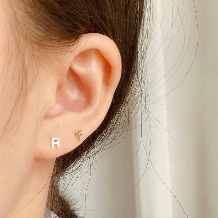 今日の一文字」アルファベットピアス 両耳分 – gaacal
